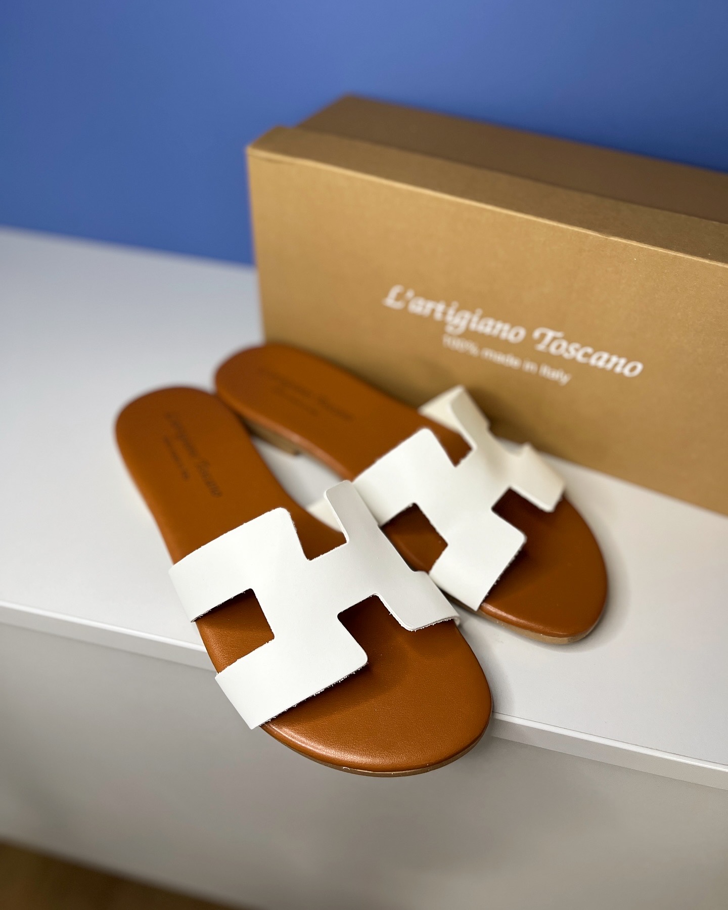 Baltos odinės šlepetės