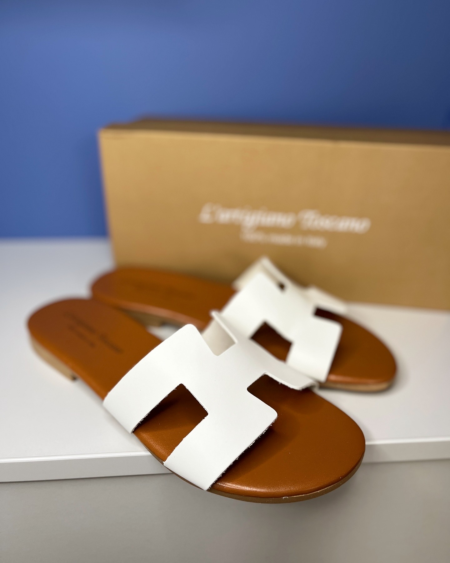 Baltos odinės šlepetės