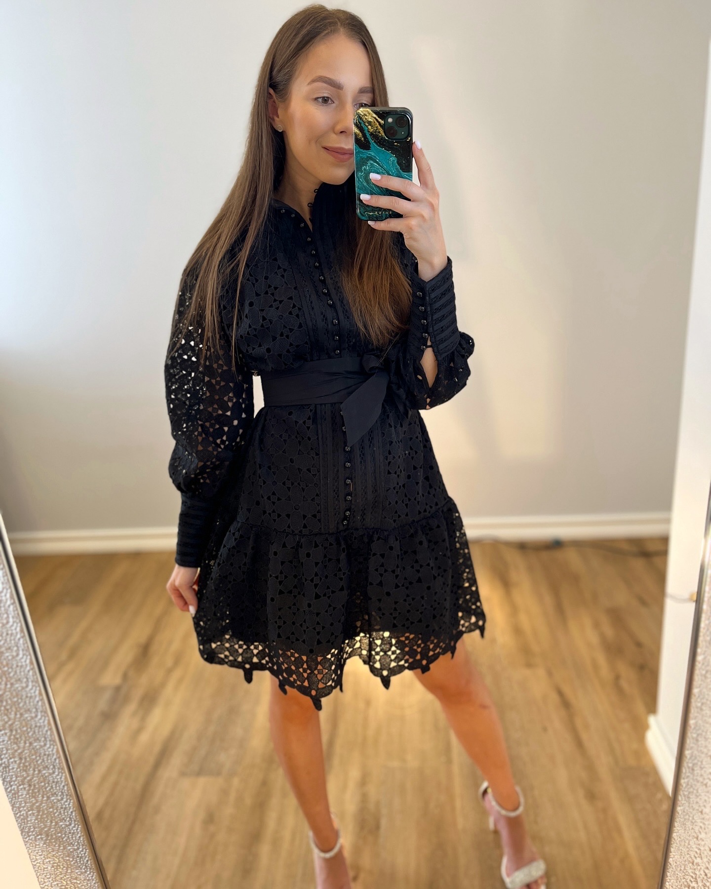 Juoda nėrinuota suknelė su dirželiu