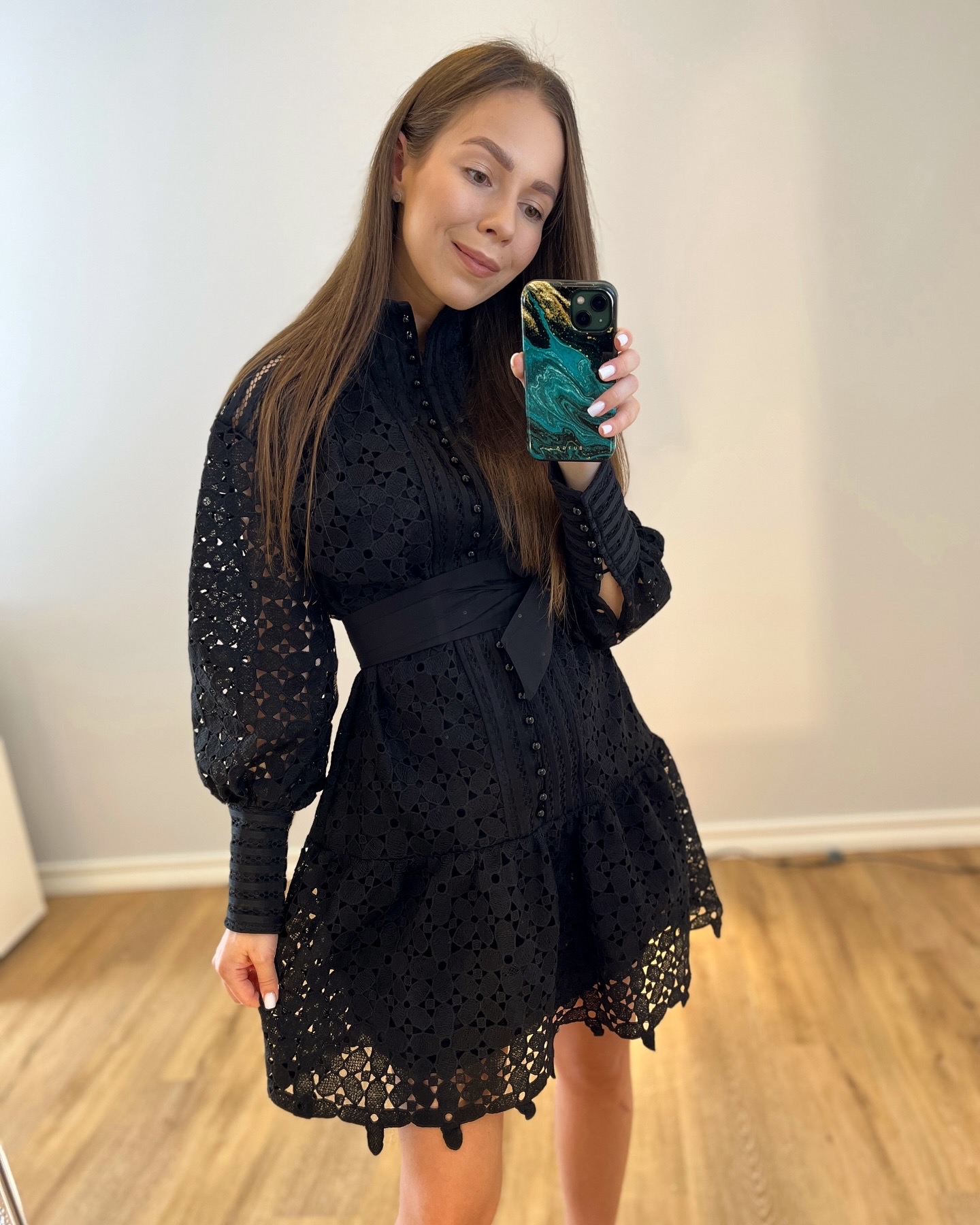 Juoda nėrinuota suknelė su dirželiu