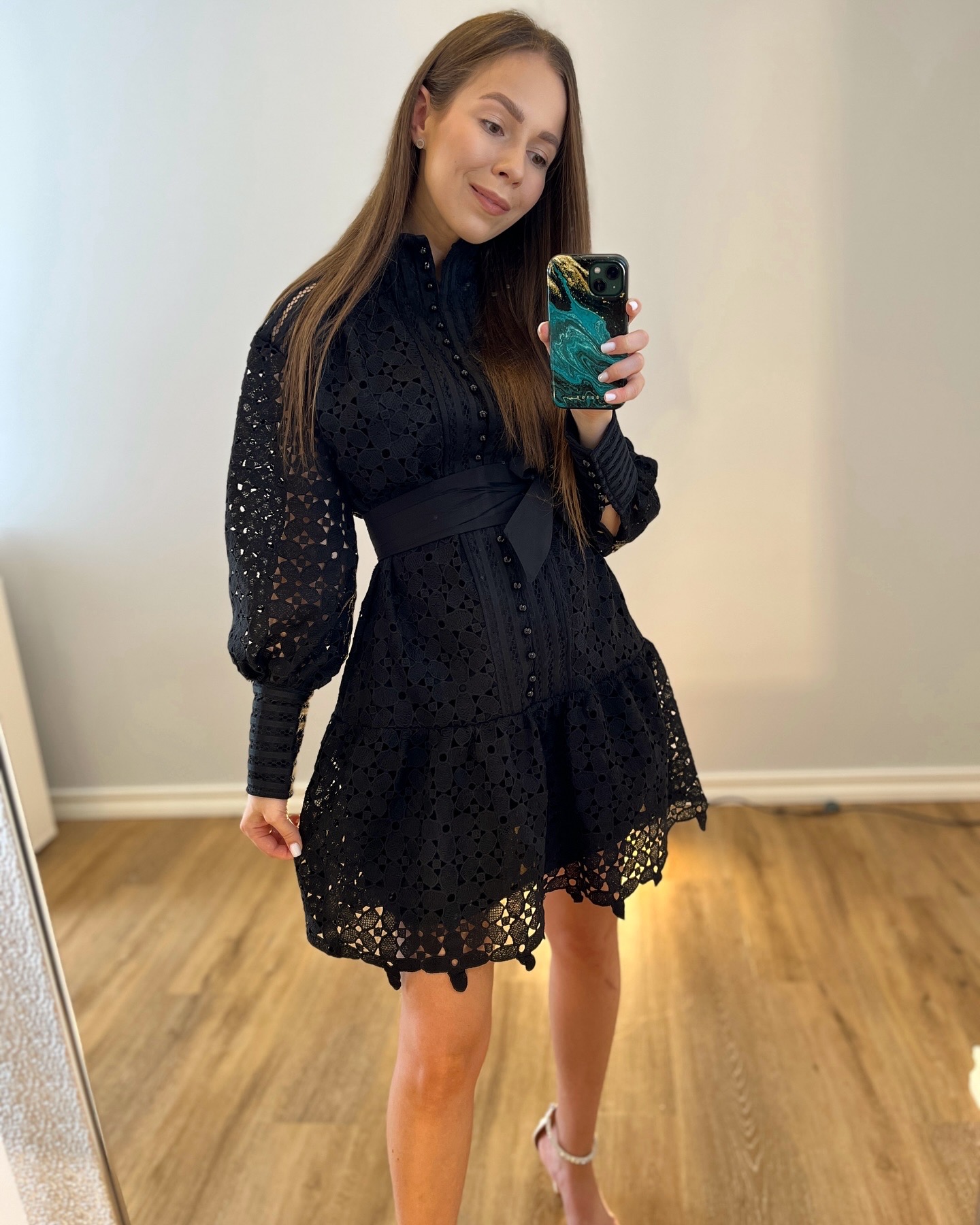 Juoda nėrinuota suknelė su dirželiu