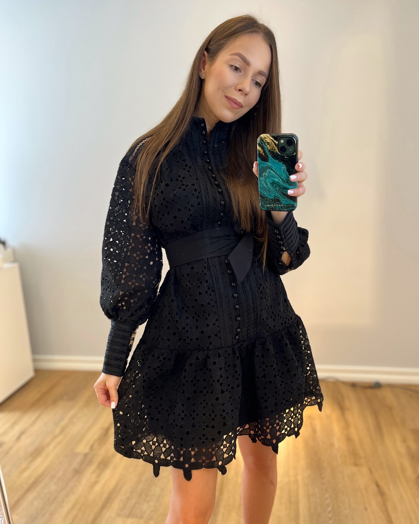 Juoda nėrinuota suknelė su dirželiu