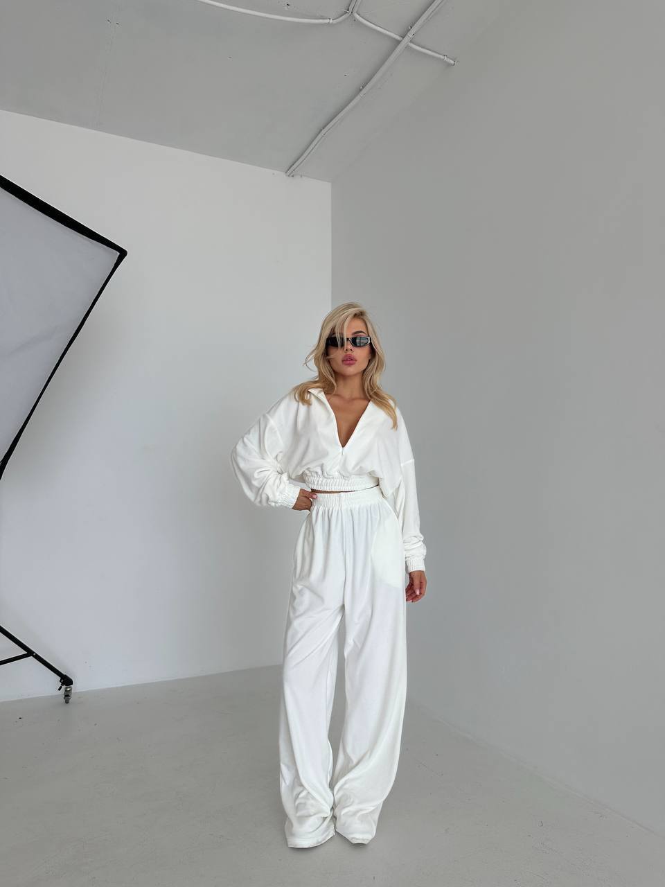 Baltas veliūrinis kostiumėlis