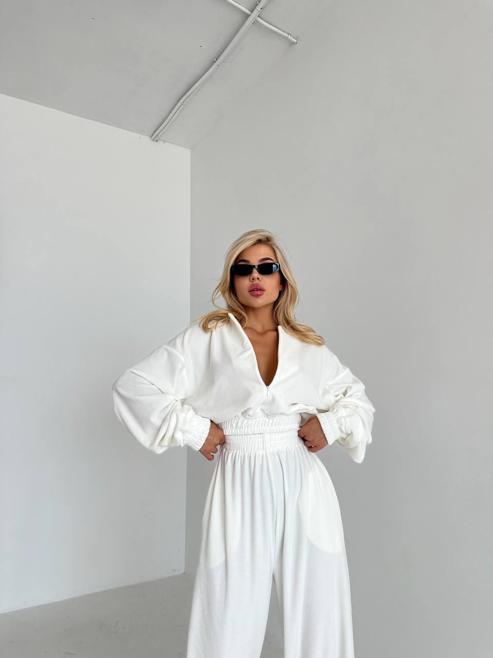 Baltas veliūrinis kostiumėlis