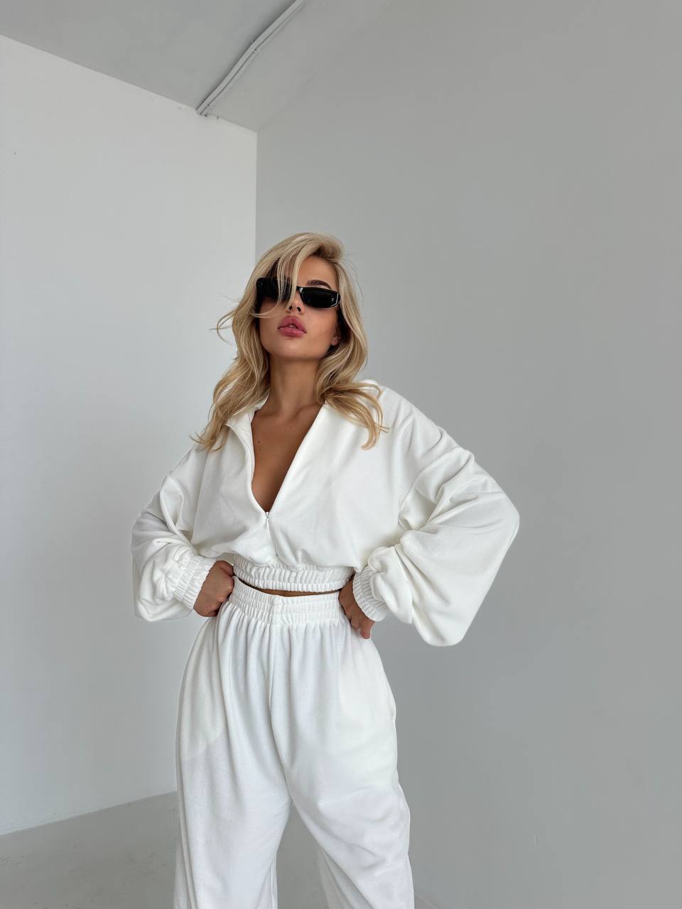 Baltas veliūrinis kostiumėlis