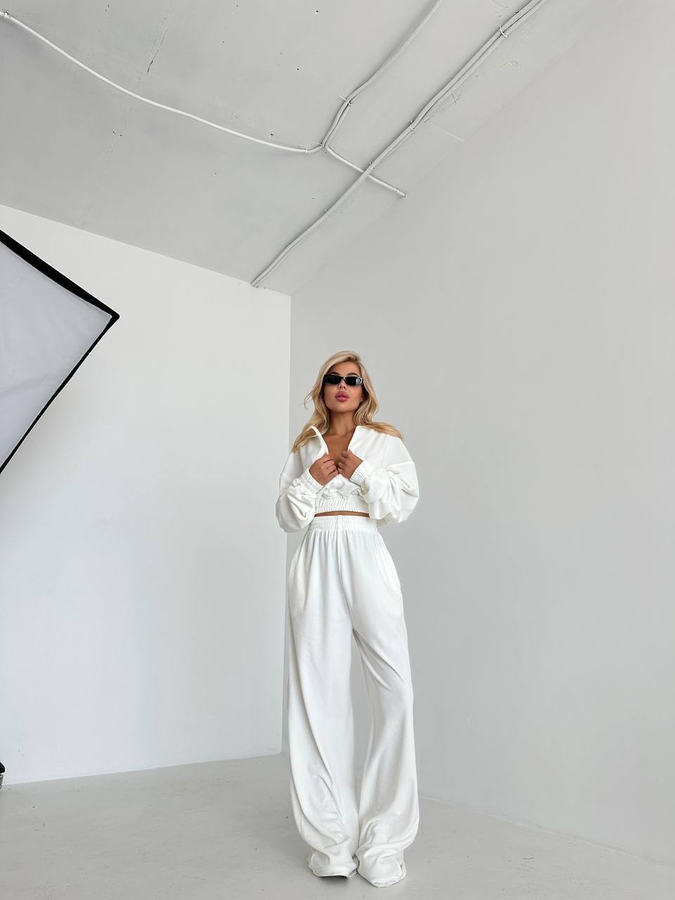 Baltas veliūrinis kostiumėlis