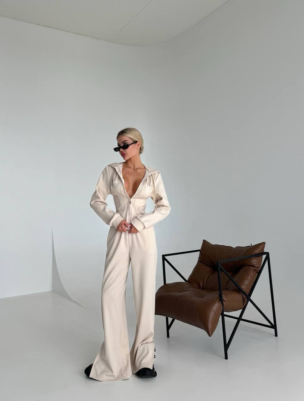 Kreminis sportinis kostiumėlis