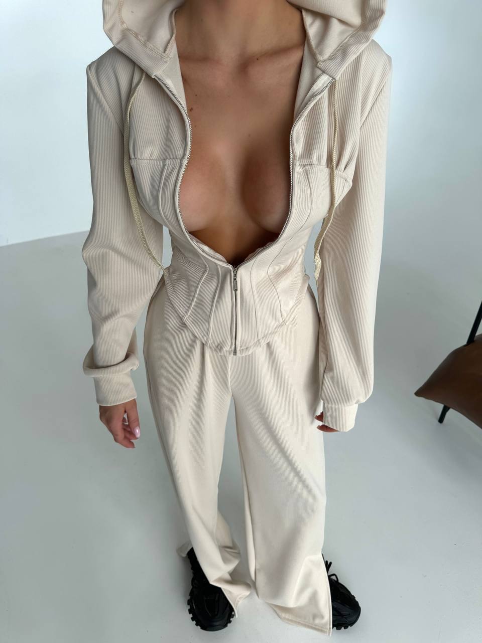 Kreminis sportinis kostiumėlis