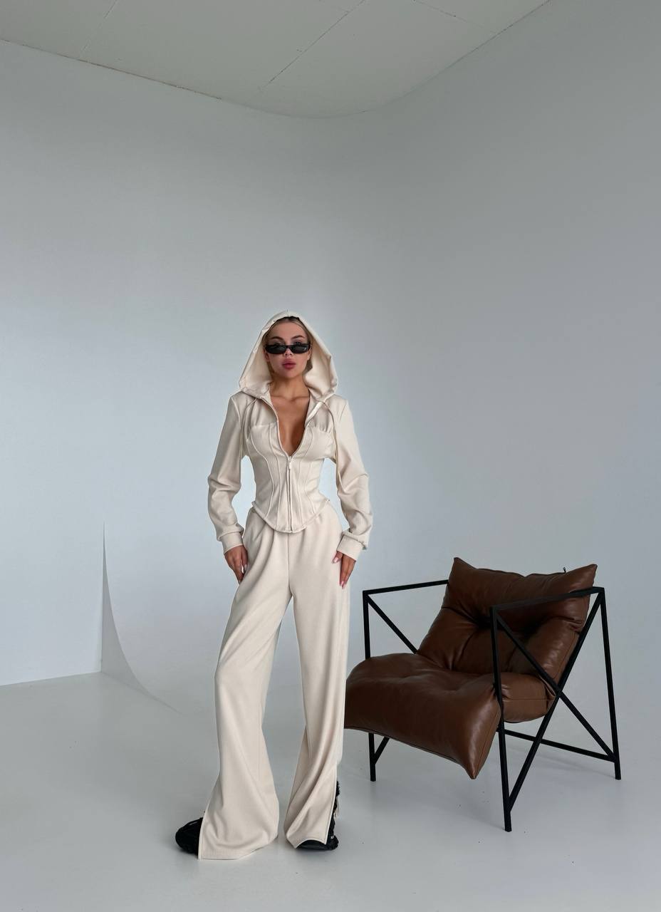 Kreminis sportinis kostiumėlis