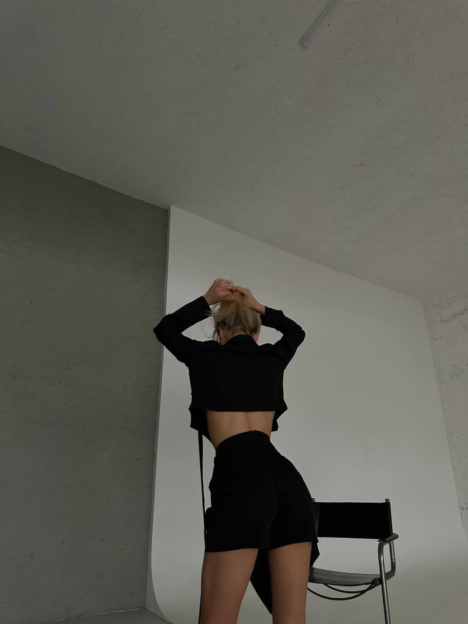 Juodas švarko ir šortų kostiumėlis 