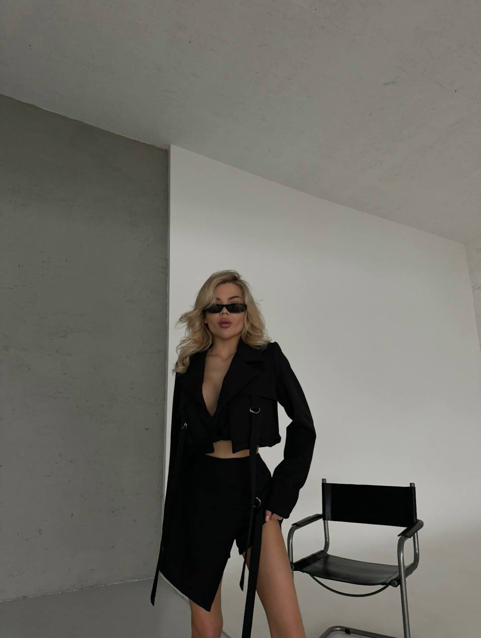 Juodas švarko ir šortų kostiumėlis 