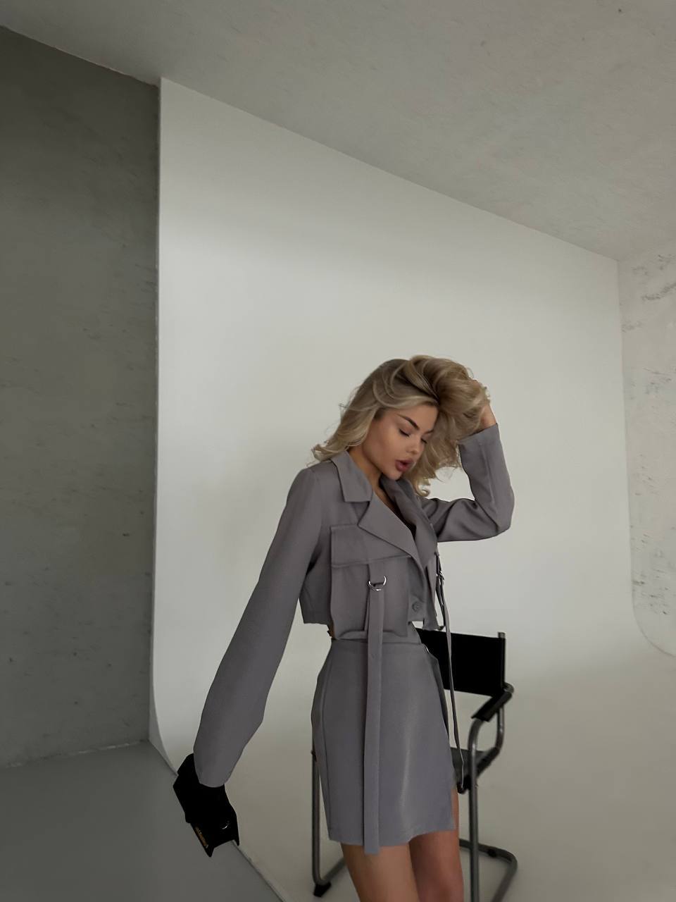 Pilkas švarko ir šortų kostiumėlis 