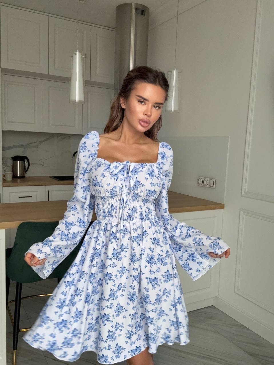 Mėlyna gėlėta suknelė