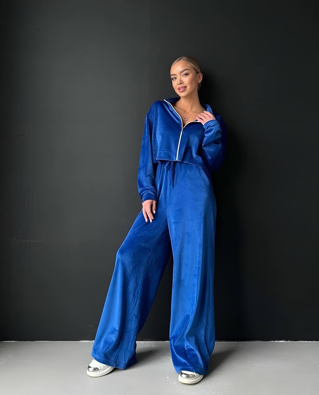 Mėlynas veliūrinis kostiumėlis
