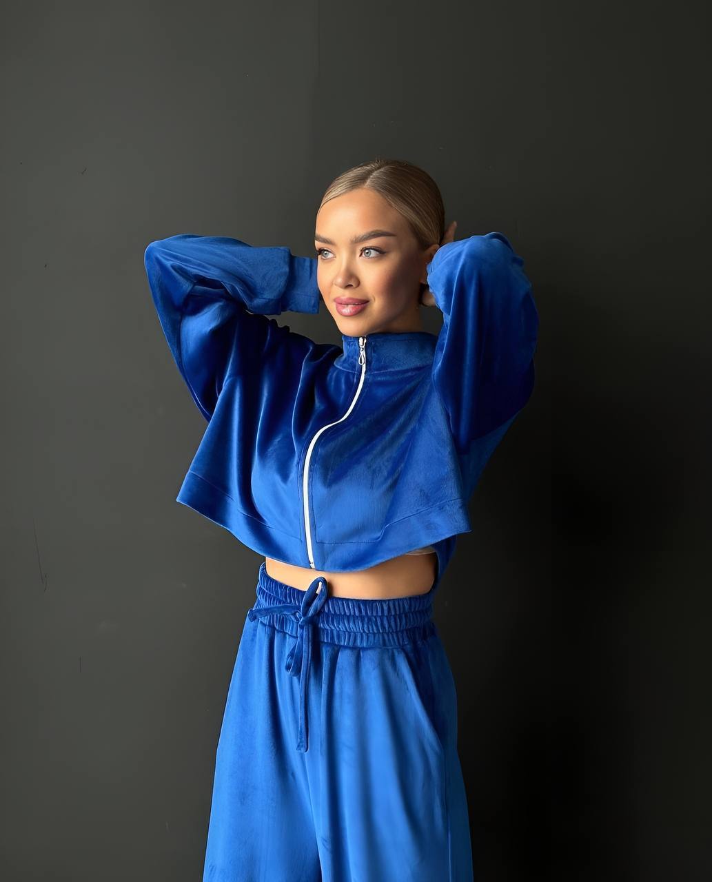 Mėlynas veliūrinis kostiumėlis