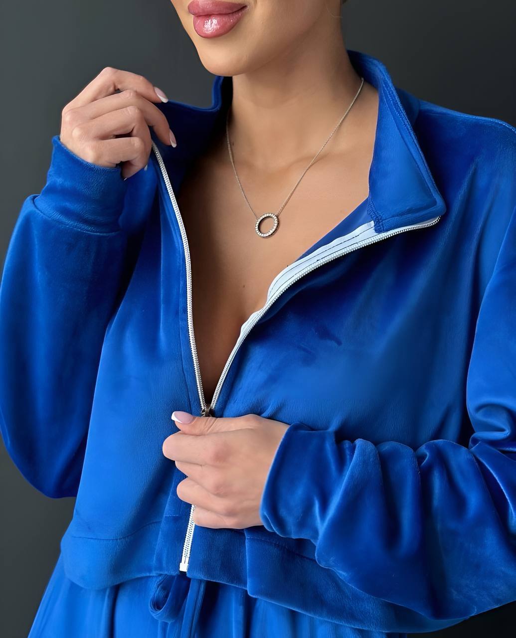 Mėlynas veliūrinis kostiumėlis