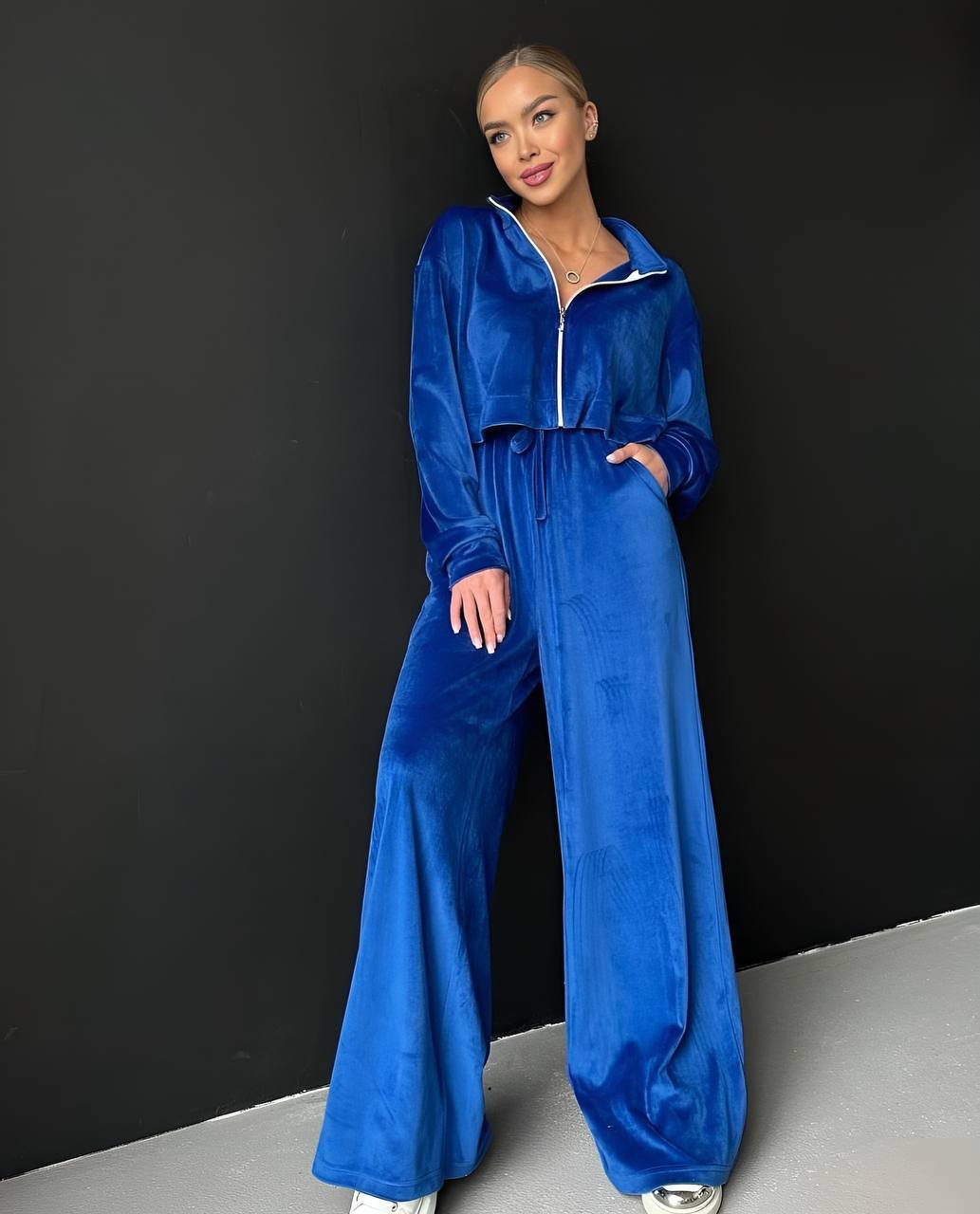 Mėlynas veliūrinis kostiumėlis