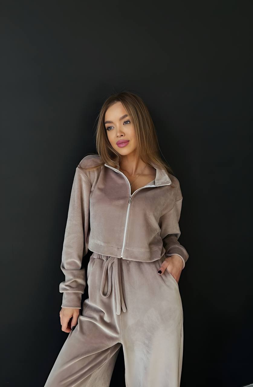 Beige veliūrinis kostiumėlis