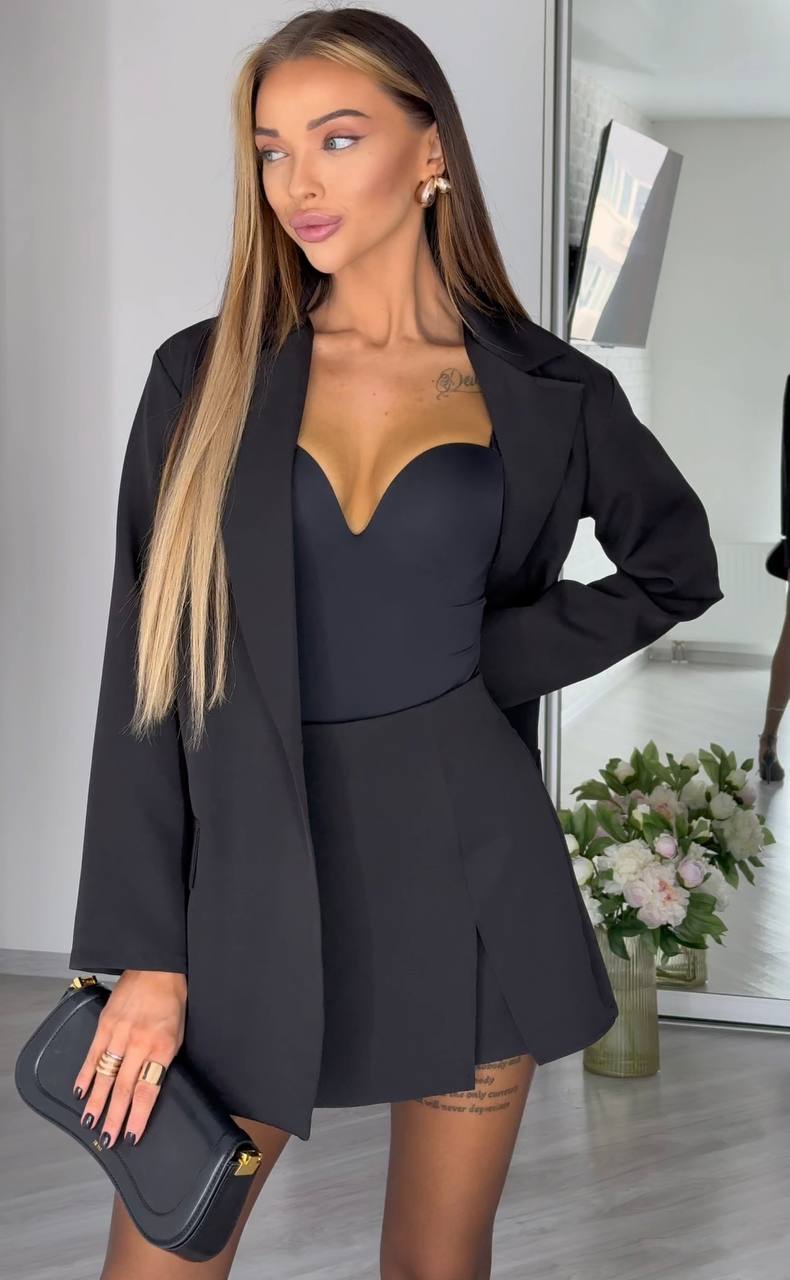 Juodas švarko ir šortų kostiumėlis