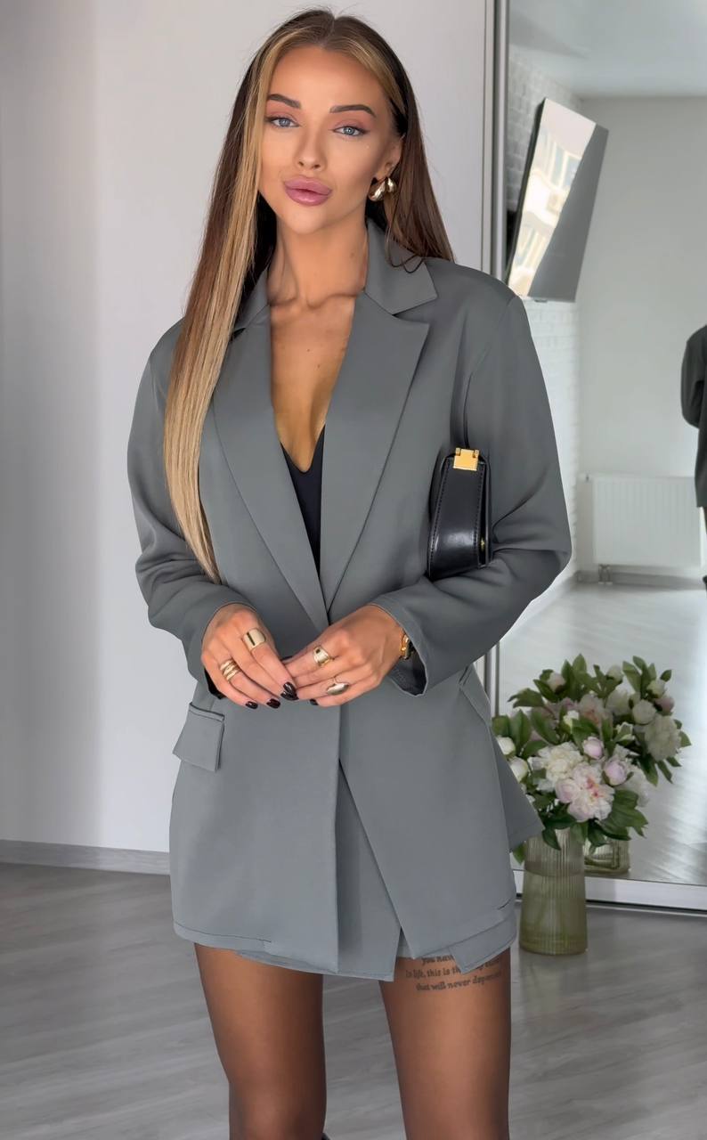 Pilkas švarko ir šortų kostiumėlis