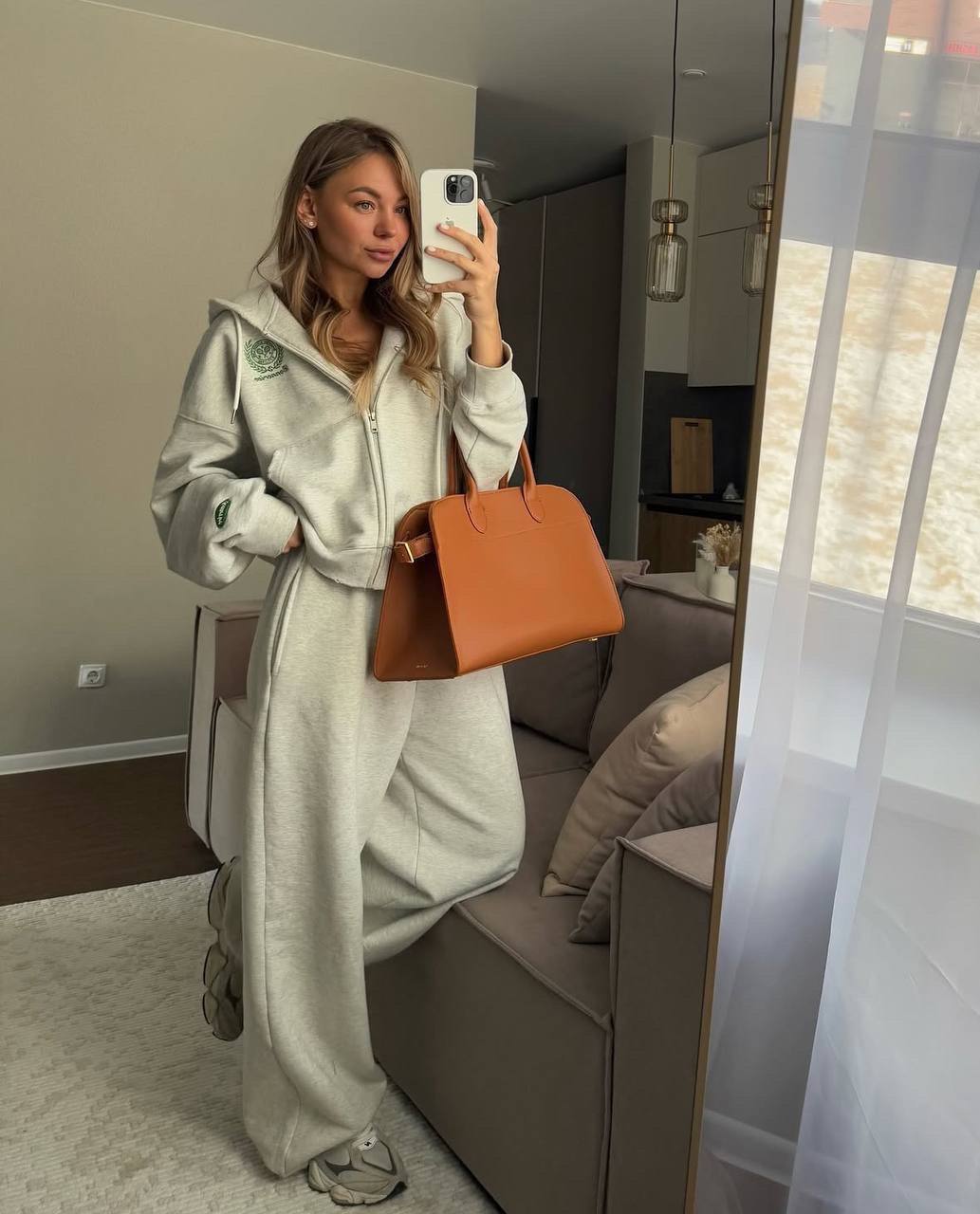 Pilkas laisvalaikio kostiumėlis