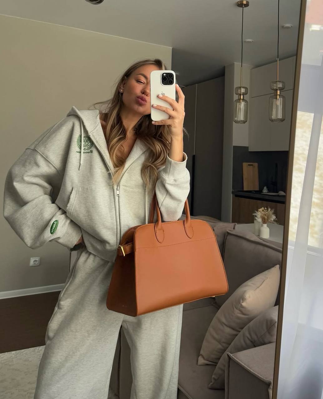 Pilkas laisvalaikio kostiumėlis