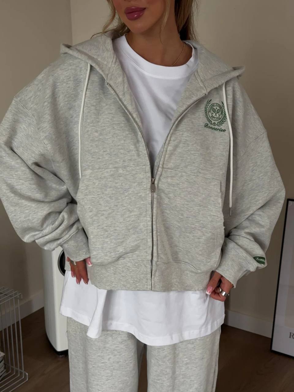 Pilkas laisvalaikio kostiumėlis