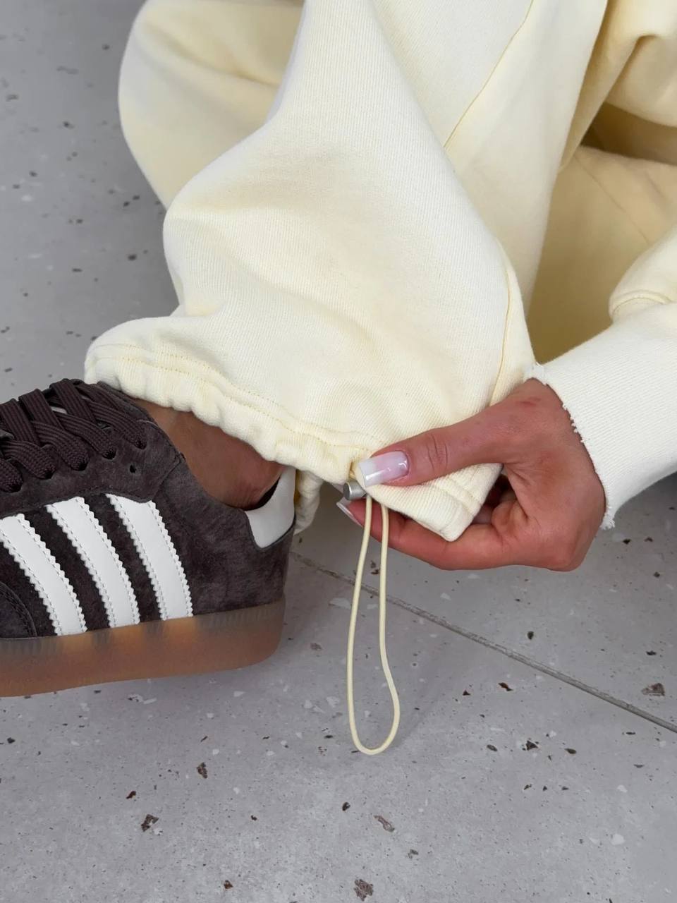 Pilkas laisvalaikio kostiumėlis