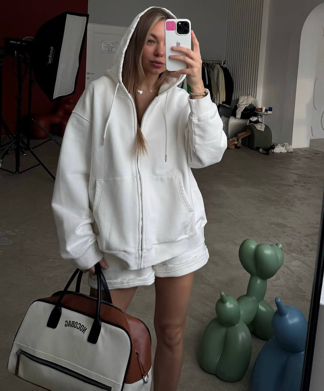 Baltas laisvalaikio kostiumėlis