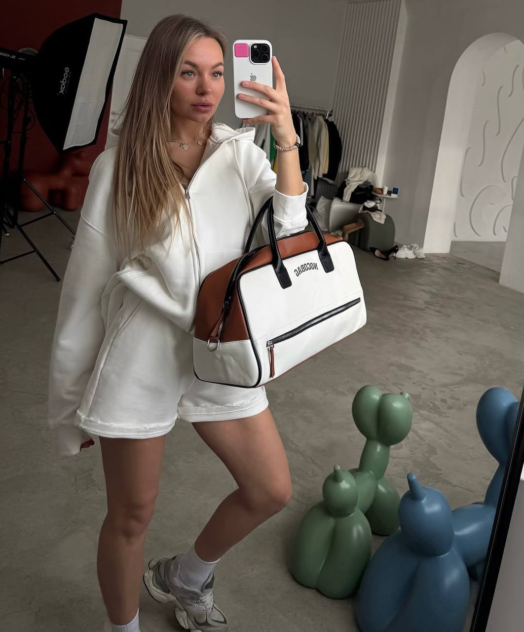 Baltas laisvalaikio kostiumėlis