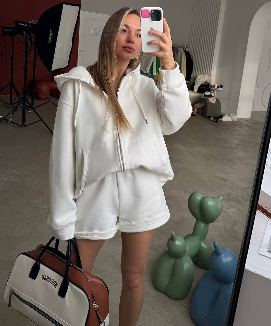 Baltas laisvalaikio kostiumėlis