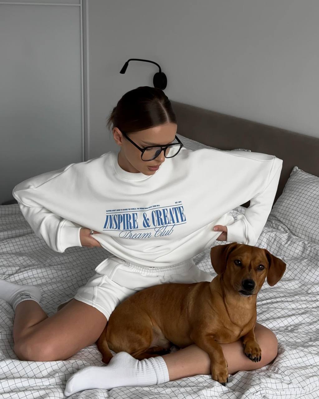 White laisvalaikio kostiumėlis