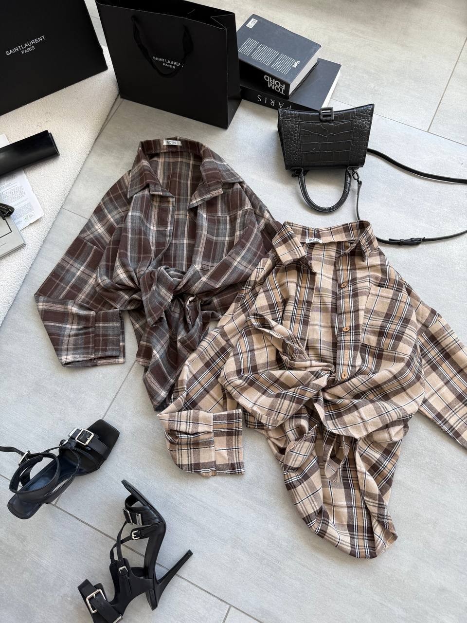 Šviesiai rudi languoti marškiniai