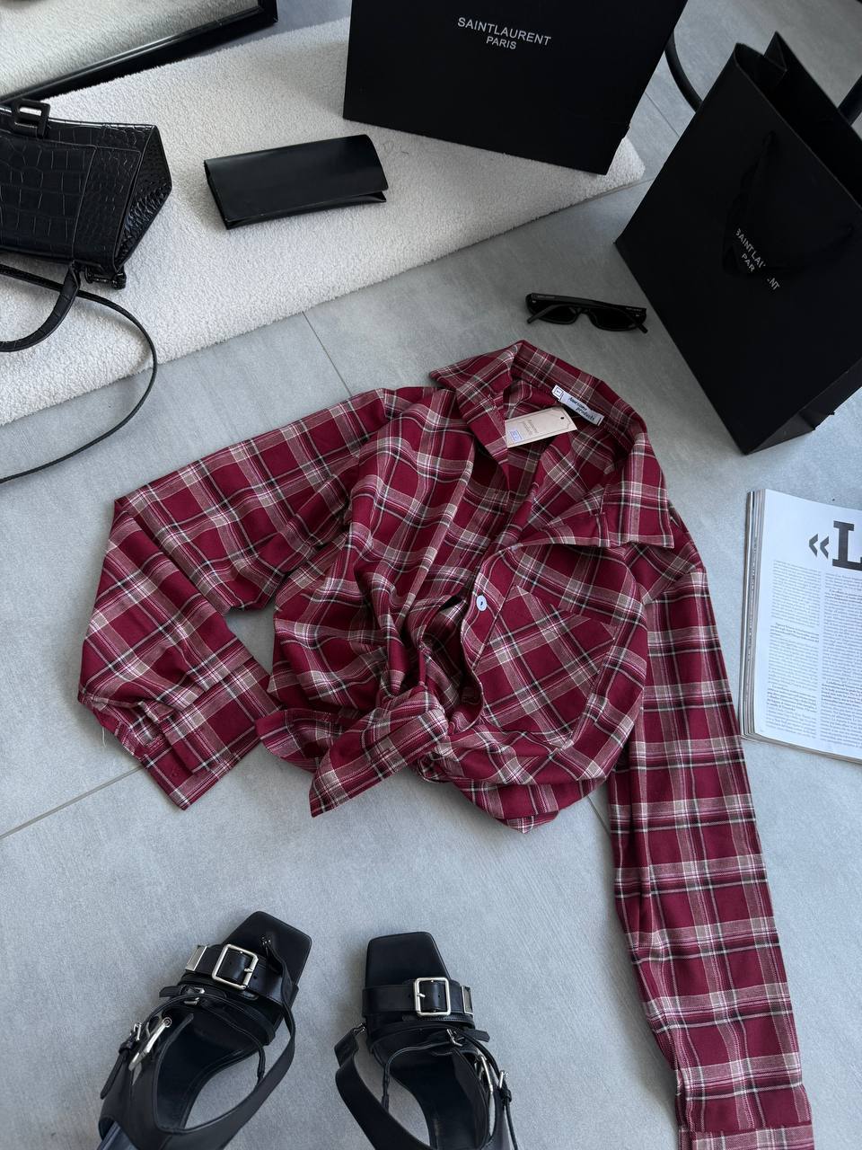 Raudoni languoti marškiniai