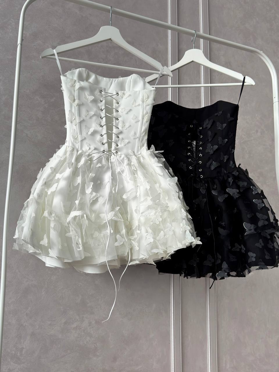 Balta korsetinė suknelė