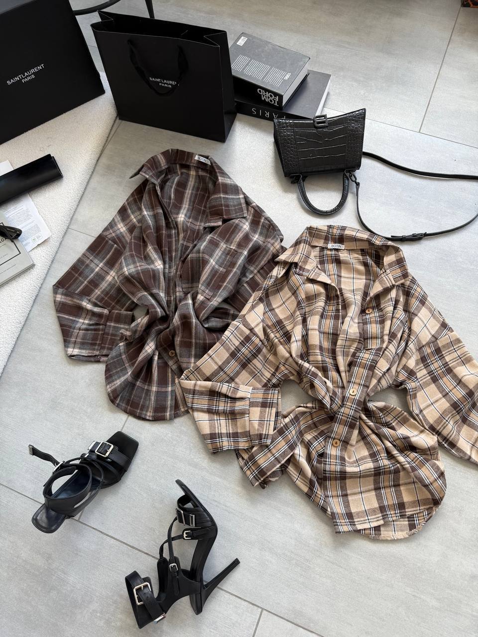 Šviesiai rudi languoti marškiniai