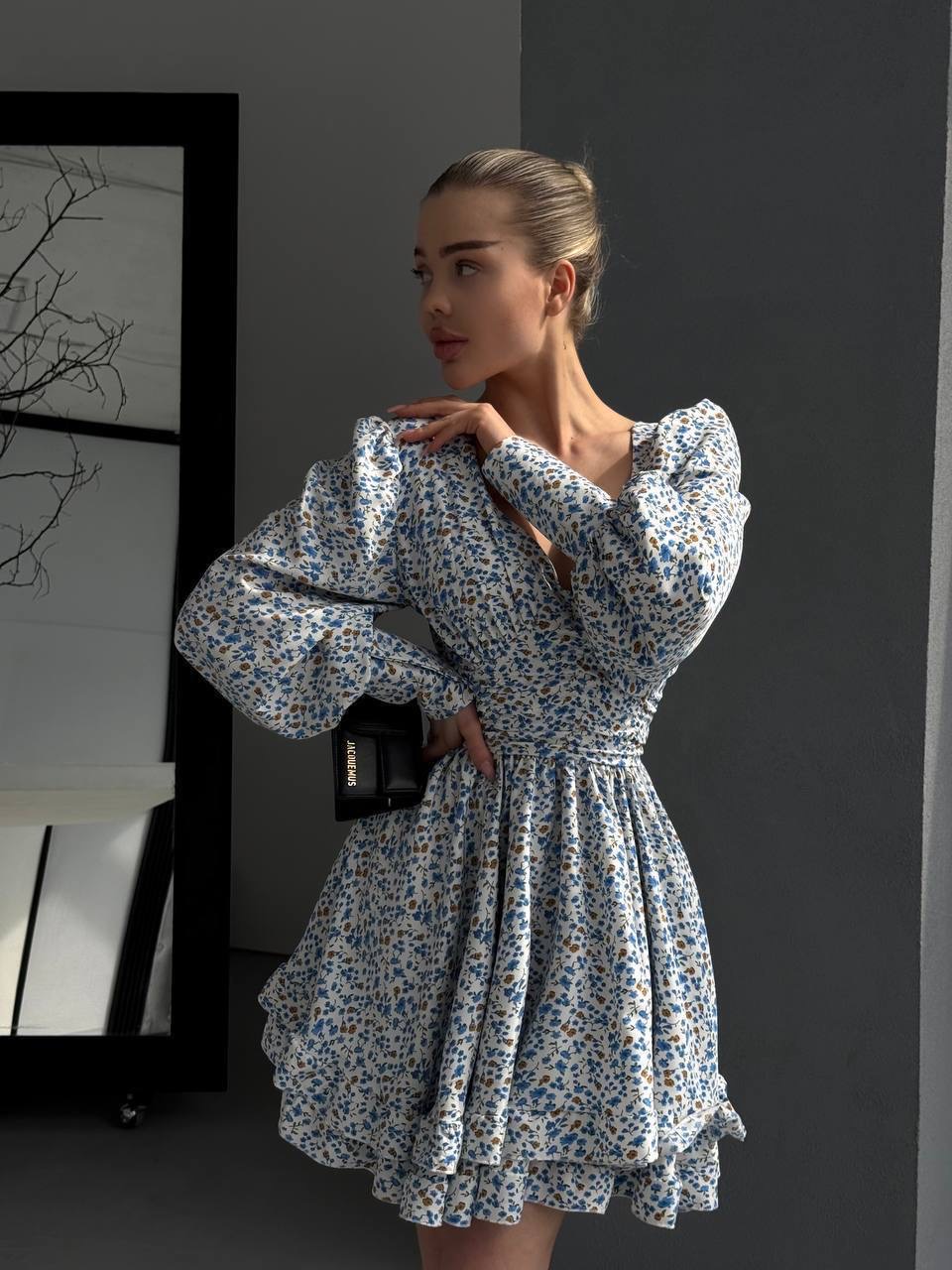 Mėlyna gėlėta suknelė