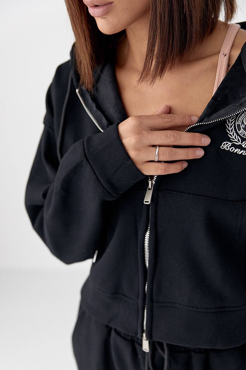 Juodas laisvalaikio kostiumėlis 