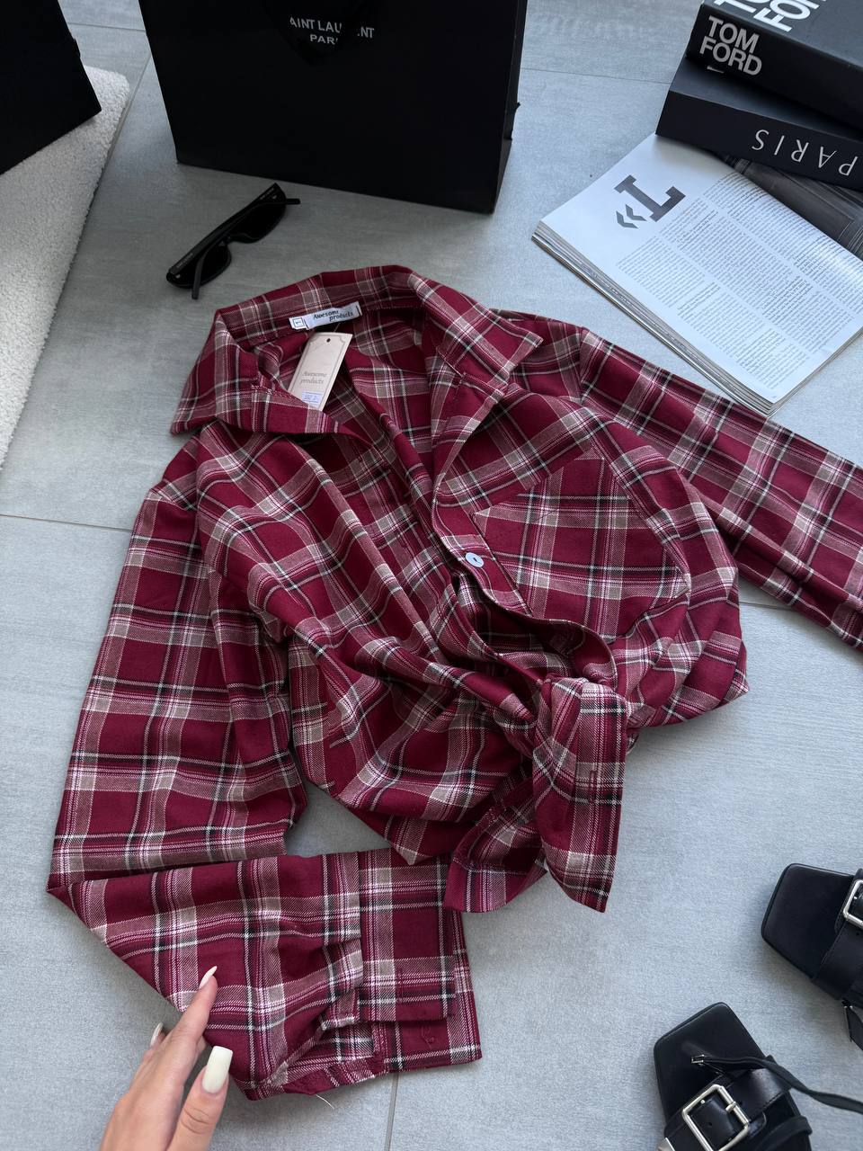 Raudoni languoti marškiniai