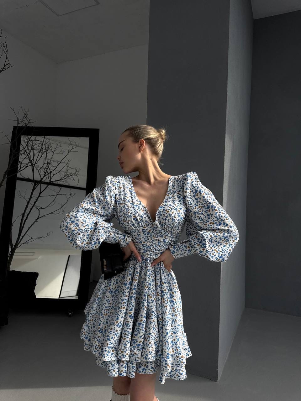 Mėlyna gėlėta suknelė