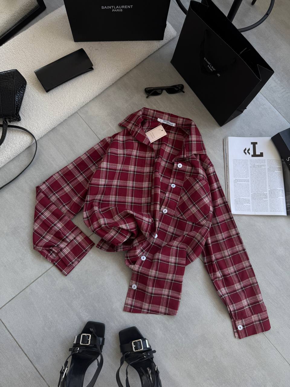 Raudoni languoti marškiniai