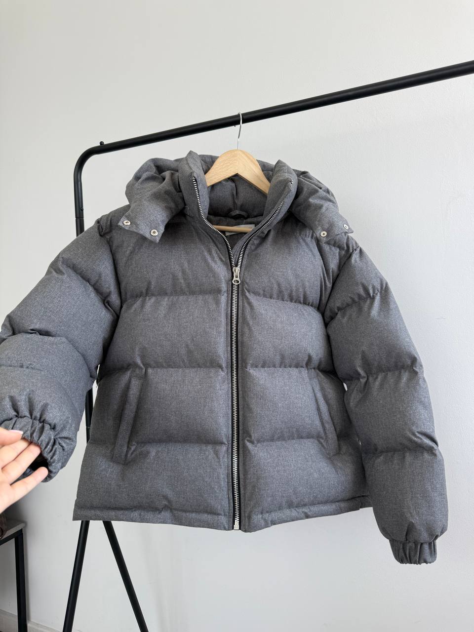 Pilka pūkinė striukė