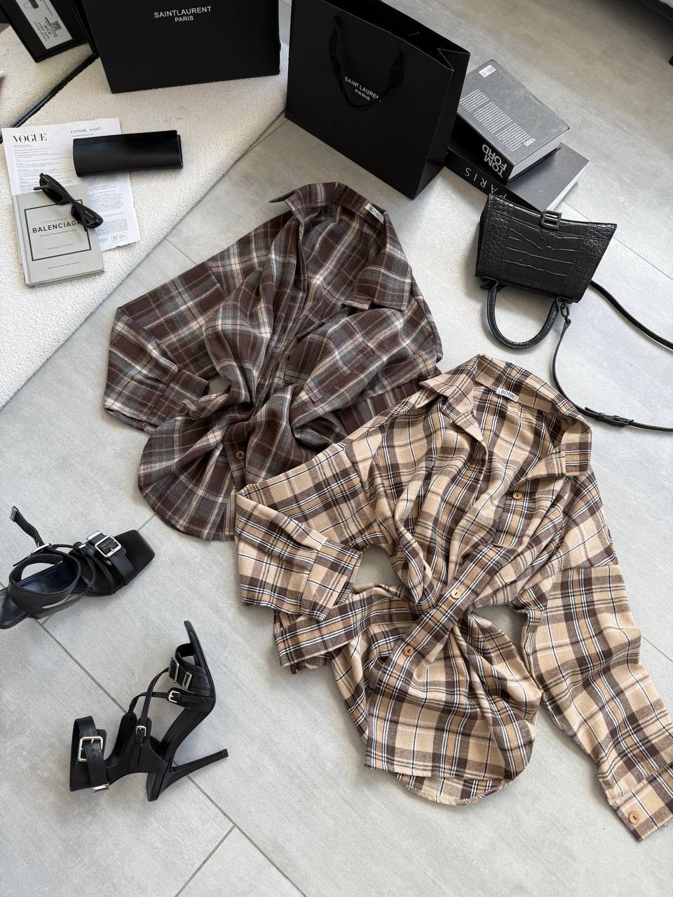 Šviesiai rudi languoti marškiniai