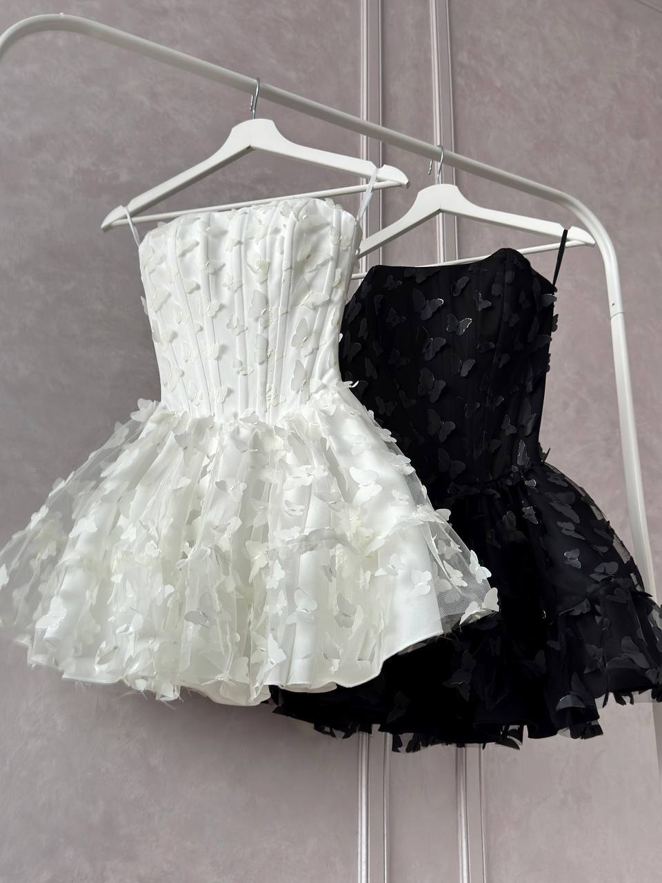 Balta korsetinė suknelė