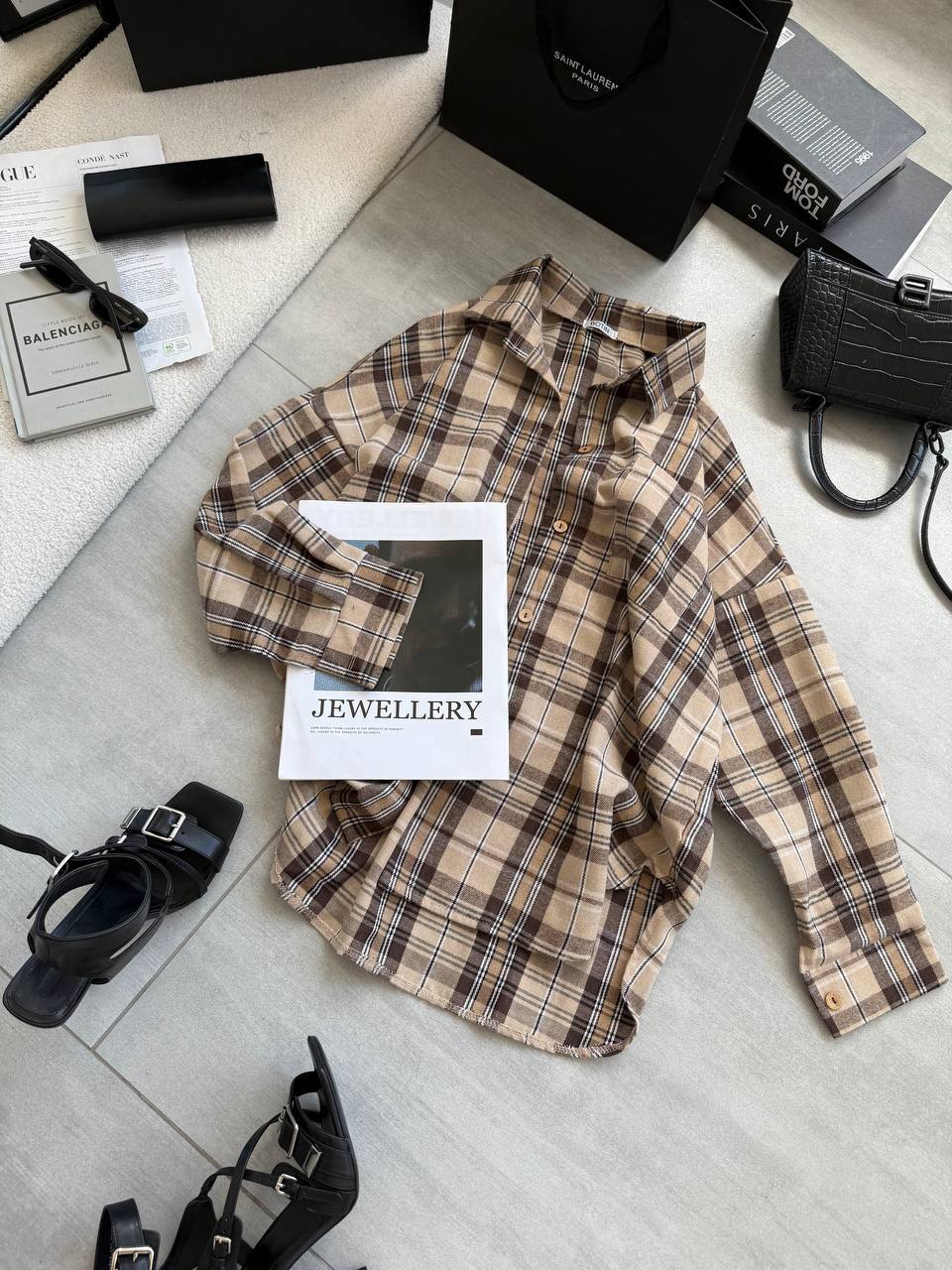 Šviesiai rudi languoti marškiniai