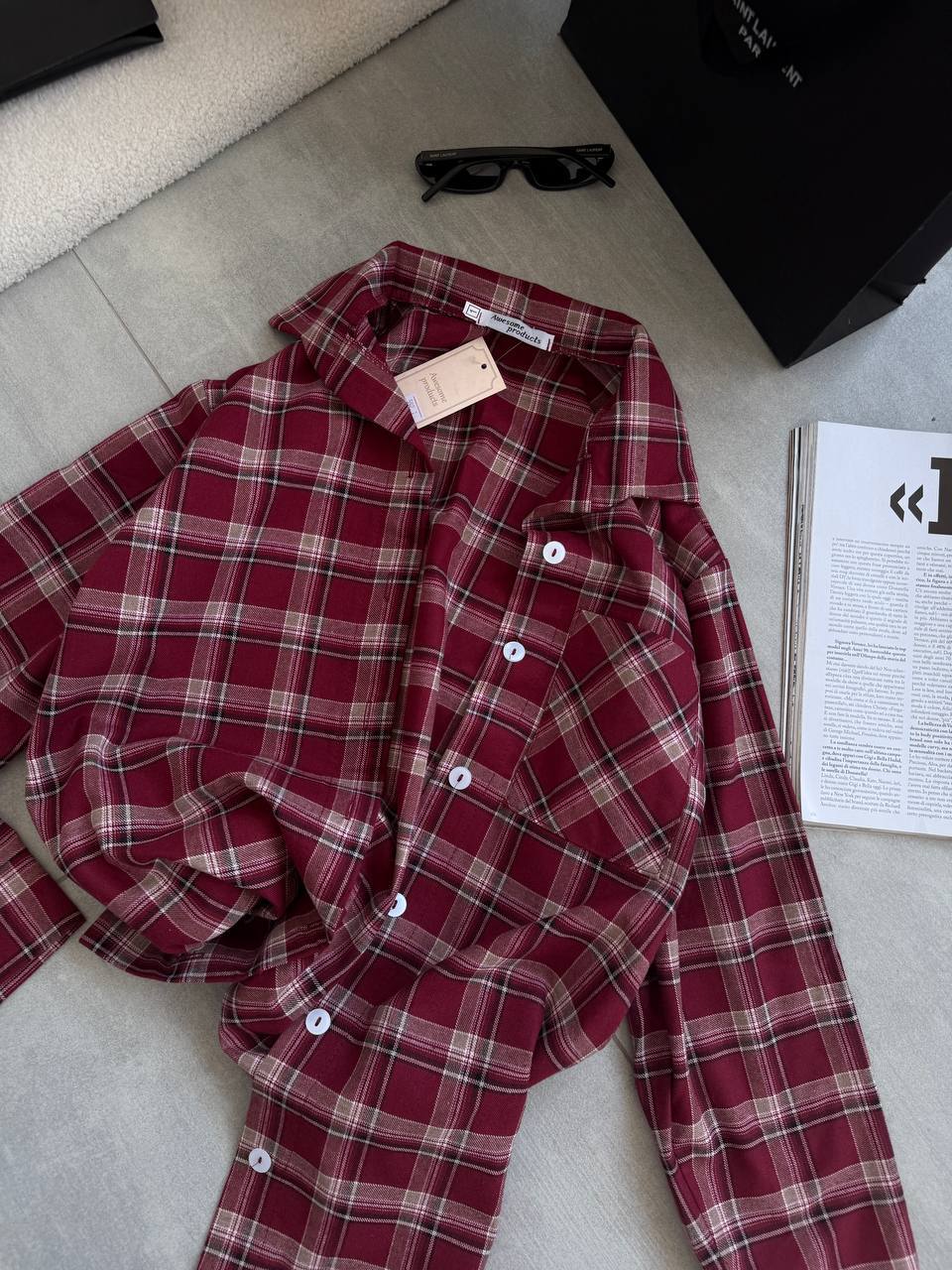 Raudoni languoti marškiniai