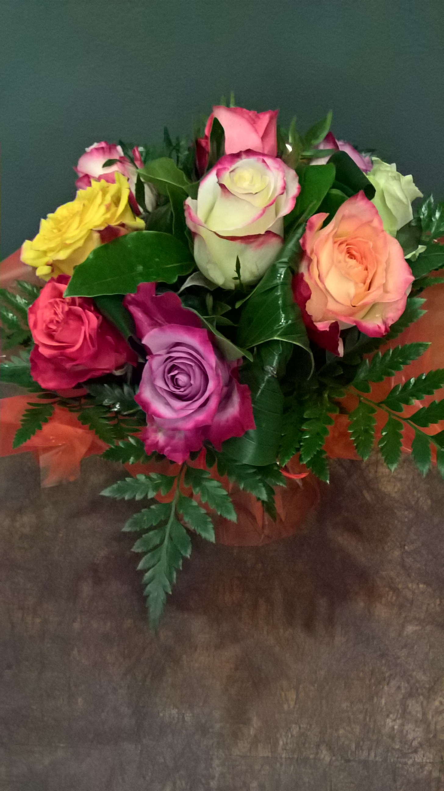Bouquet rond de roses colorées
