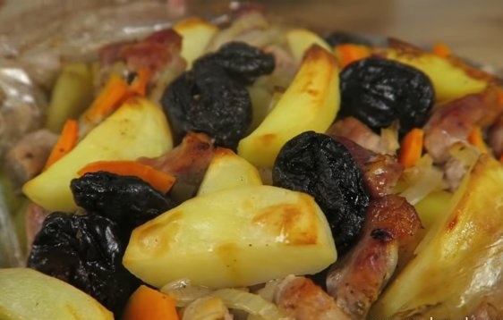 Печеня (жаркое) з реберцями та чорносливом і яблуком