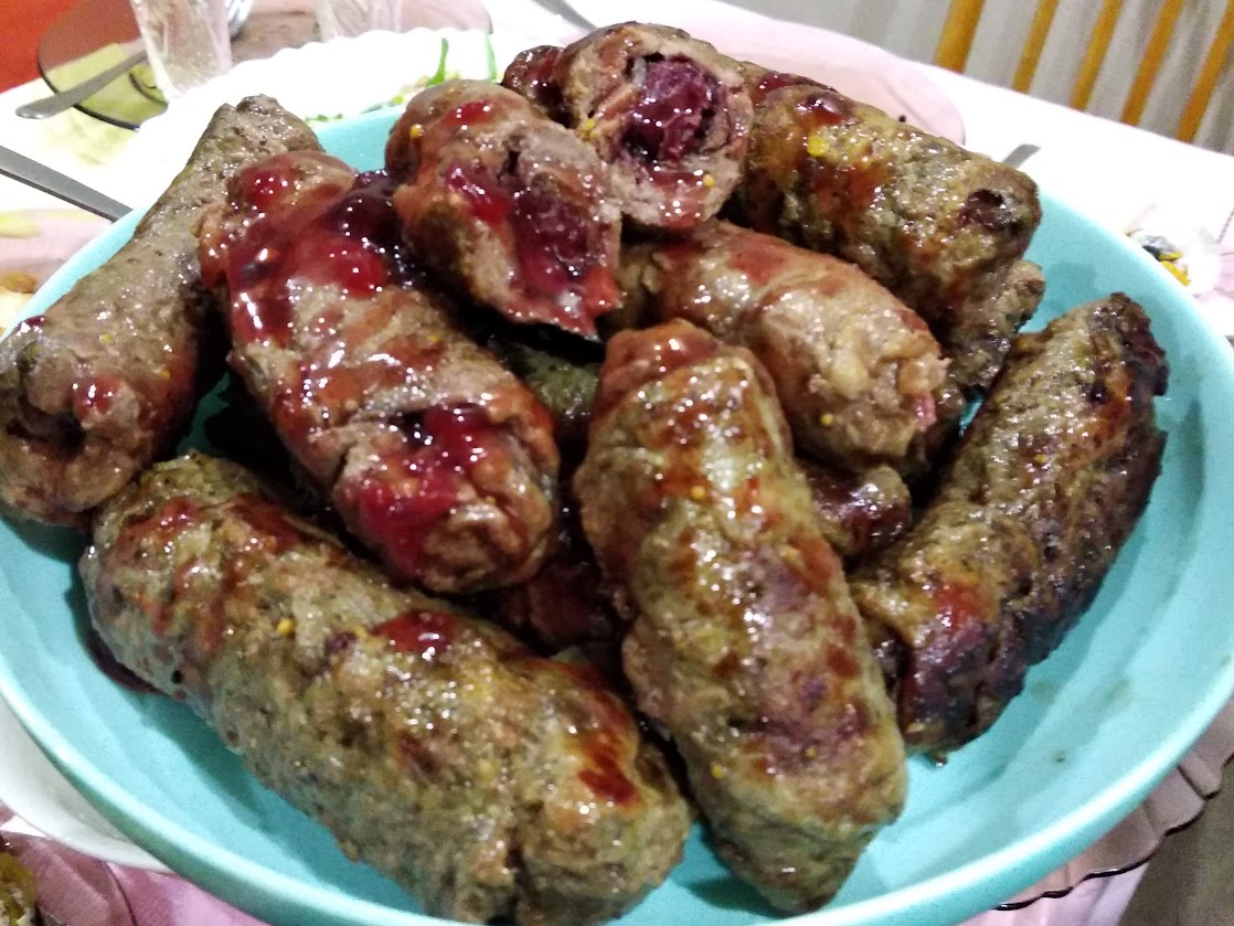 Крученики з яловичини з вишнями