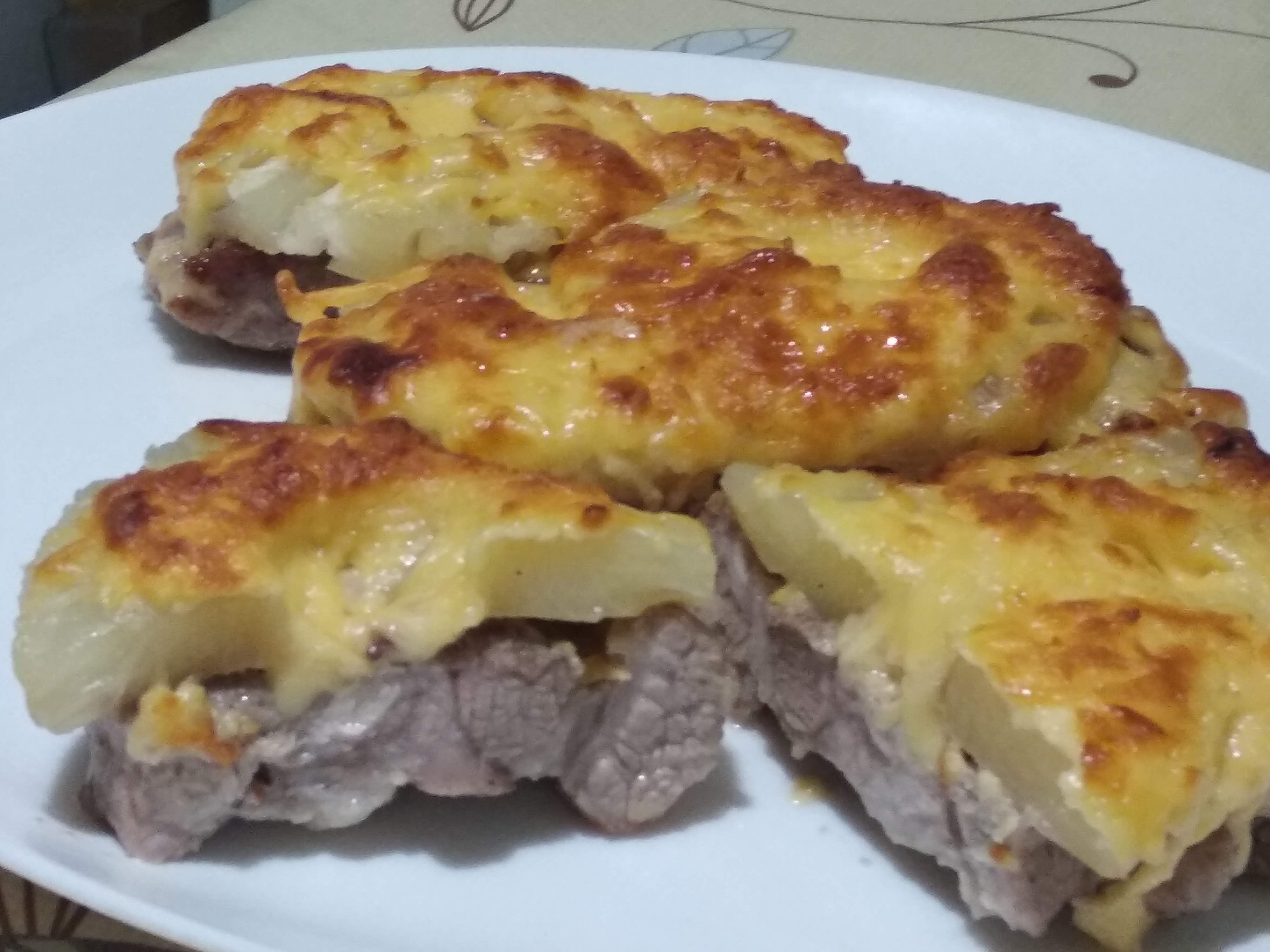 Свинина з анансами